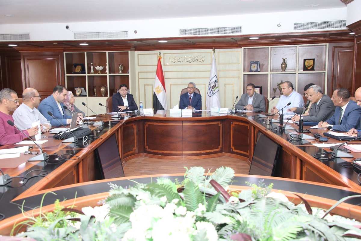 المحافظ يناقش مستجدات ملف تقنين أراضي أملاك الدولة